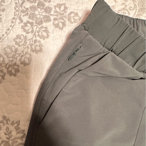 ZELLA dark green casual shorts size large with pockets - Picture 3 of 3